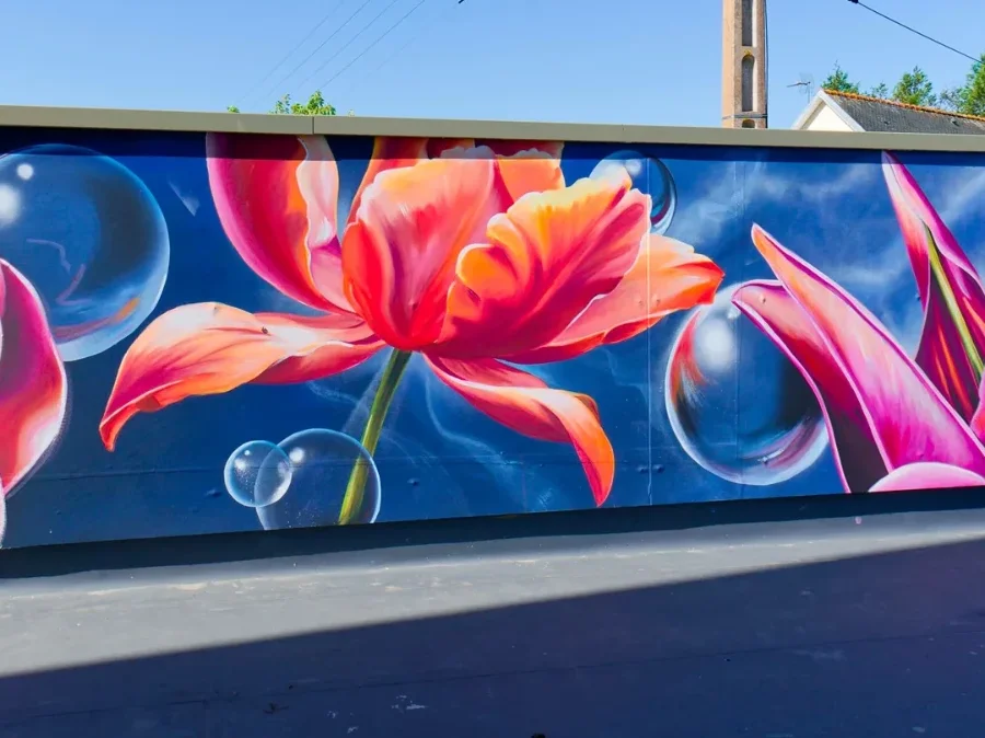 Tulipe orange et roses peintes un graffiti florale et biophilique sur la devanture d'un fleuriste